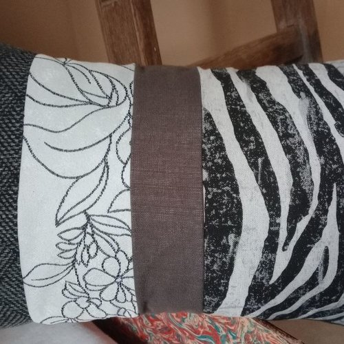 Housse de coussin long fait main harmonie de gris, blanc et noir 50x30