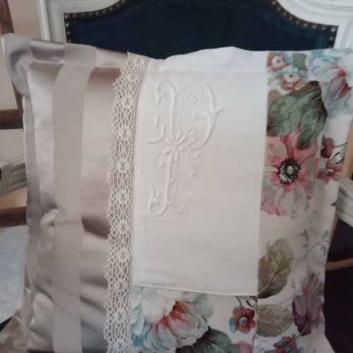 Housse de coussin superbe monogramme "p" fleurs romantiques et drap ancien