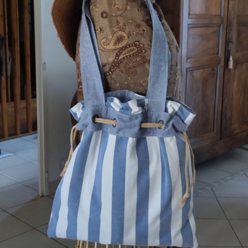 Sac seau fait main rayé bleu et blanc doublé porté épaule