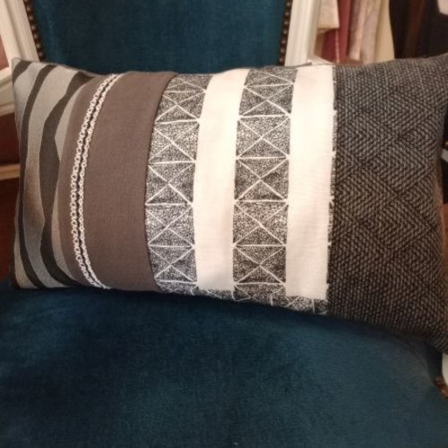 Housse de coussin long fait main harmonie de gris, blanc et noir 50x30