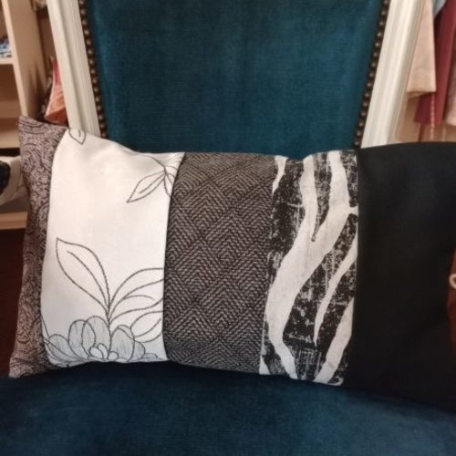 Housse de coussin long fait main harmonie de gris, blanc et noir 50x30