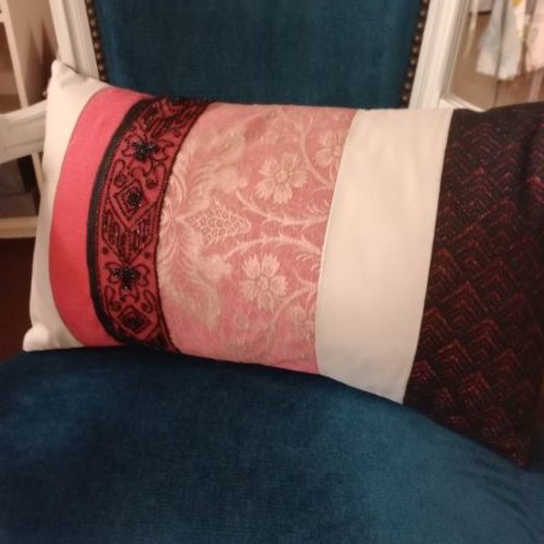 Housse de coussin long fait main harmonie corail et écru 50x30