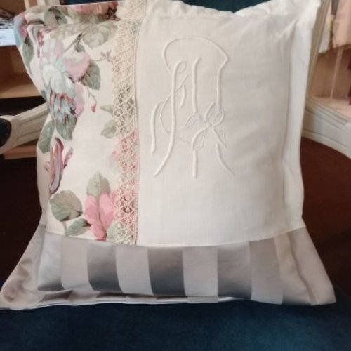 Housse de coussin superbe monogramme "m" fleurs romantiques et drap ancien