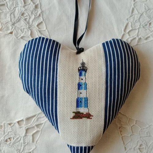 Coussin de porte cœur a suspendre fait main phare point de croix