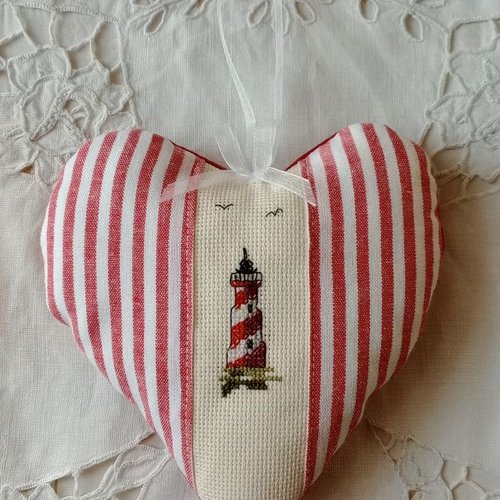 Coussin de porte cœur a suspendre fait main phare point de croix