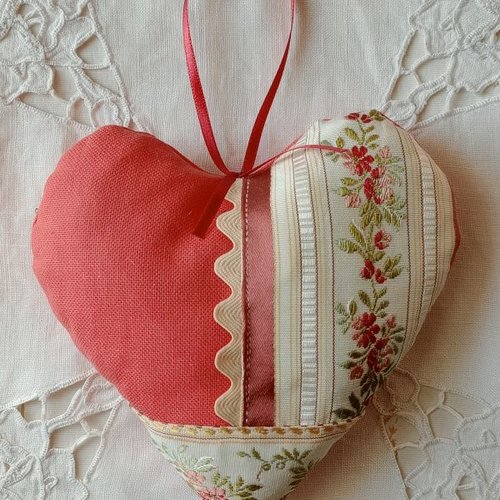 Coussin de porte coeur à suspendre linge ancien dentelle