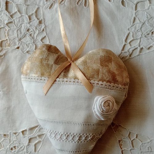 Coussin de porte coeur à suspendre linge ancien dentelle