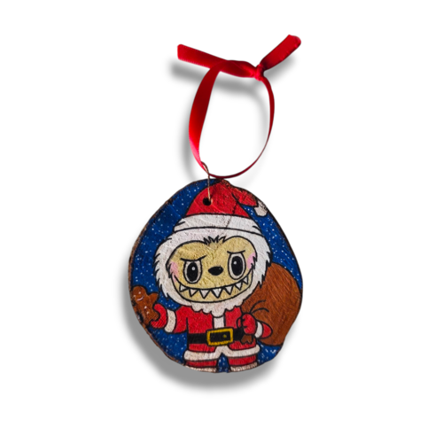 Décoration de noël labubu en père noël – peinte à la main sur rondelle de bois – pièce unique