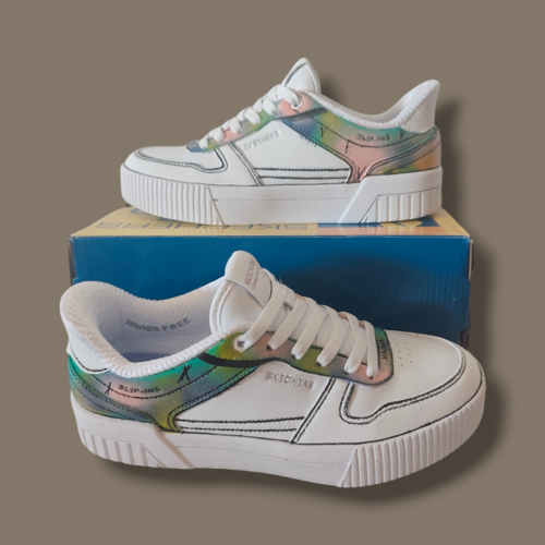 Baskets skechers personnalisées à la main – effet holographique arc-en-ciel