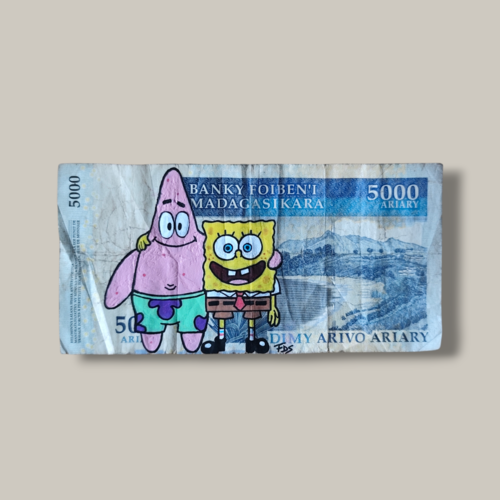 Œuvre pop art unique – bob l'éponge & patrick sur un authentique billet de 5000 ariary de madagascar - money art colle