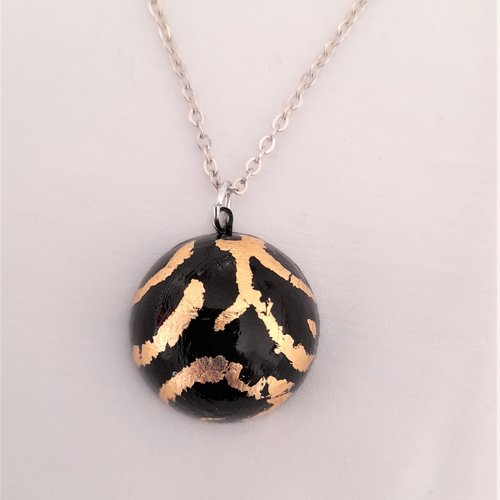 Collier laiton argenté, pendentif demie boule motifs dorés à la feuille