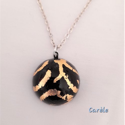 Collier laiton argenté, pendentif demie boule motifs dorés à la feuille