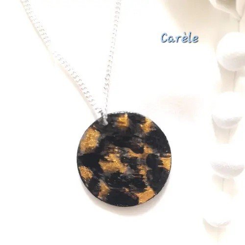 Collier laiton argenté, pendentif béton noir, motifs dorés à la feuille