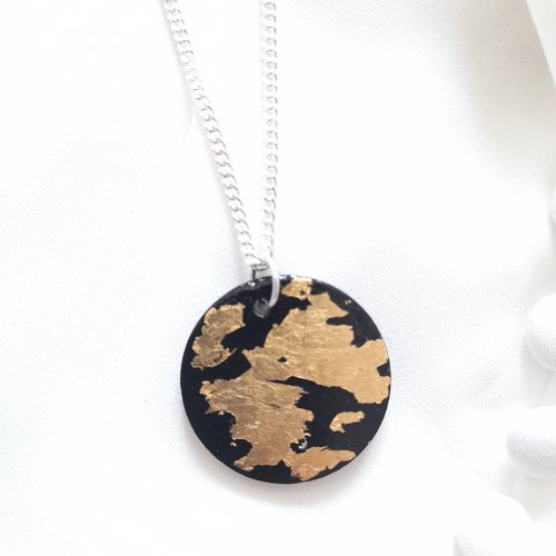 Collier laiton argenté, pendentif béton noir, motifs dorés à la feuille