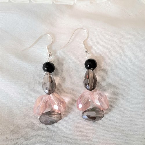 Boucles d'oreilles perles  noires, roses, grises,en verre taillé