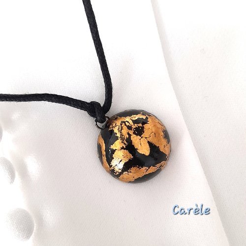 Collier pendentif demie boule motifs dorés à la feuille