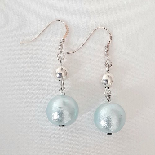 Boucles d'oreille argent 925 et perle couleur bleu-gris très clair