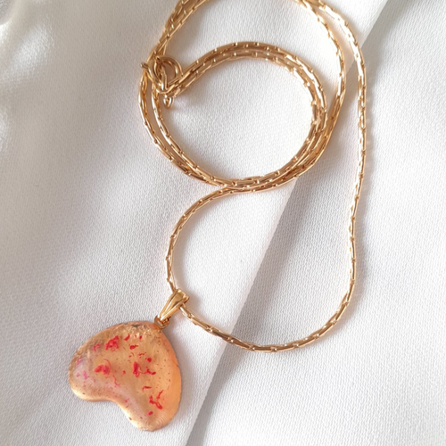 Collier coeur résine reflets dorés, motifs rouges et chaîne laiton plaqué or 24 carats