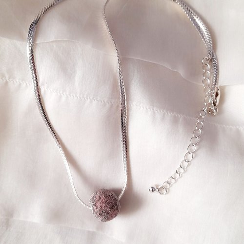 Collier chaîne argentée et pendentif rose et gris