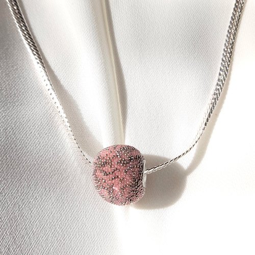 Collier chaîne argentée et pendentif rose et gris