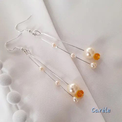 Boucles d'oreilles double tige en nacré et topaze