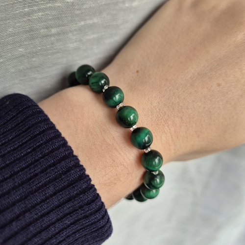 Bracelet en oeil-de-tigre vert, pierre appréciée pour sa rareté