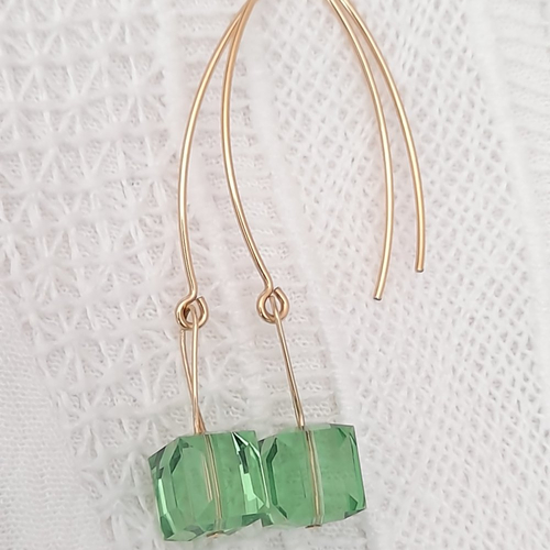 Boucles d'oreilles " mon petit cadeau " en or laminé et cristal