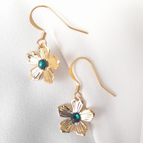 Boucles d'oreilles fleur dorée coeur de cristal vert