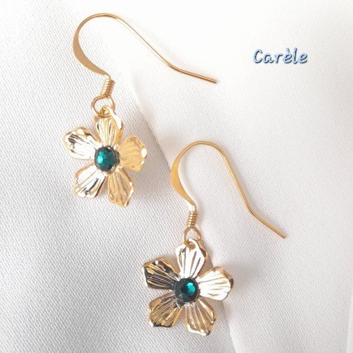 Boucles d'oreilles fleur dorée coeur de cristal vert émeraude