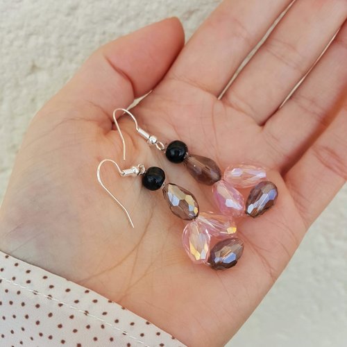 Boucles d'oreilles perles noires, roses, grises,en verre taillé