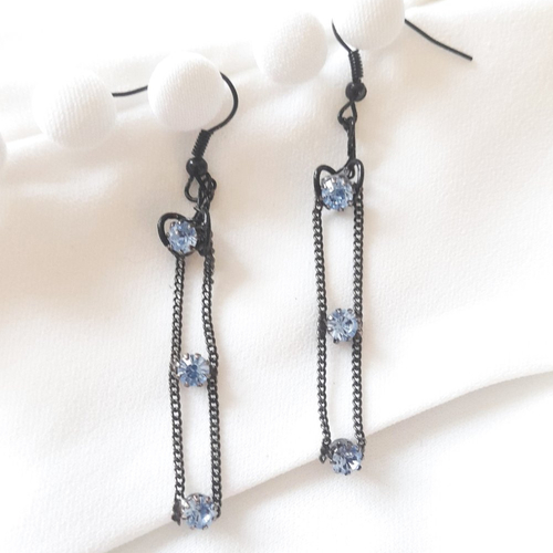 Boucles d'oreilles pendantes noires et bleues