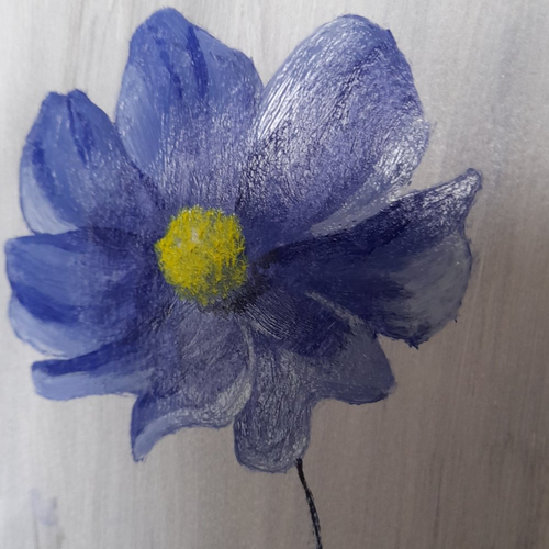 Fleur bleue au coeur jaune - peinture à la main