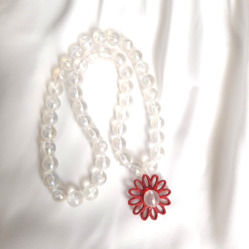Collier perles transparentes et fleur