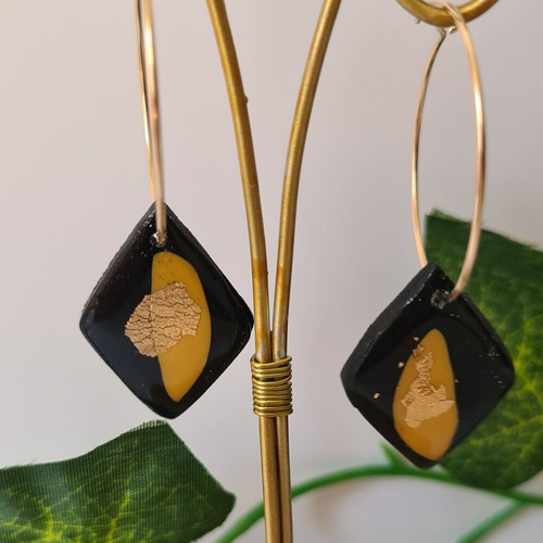 Boucles d'oreilles créoles en gold filled, or 14 carat avec breloque en argile polymère noir et ocre et feuille d'or