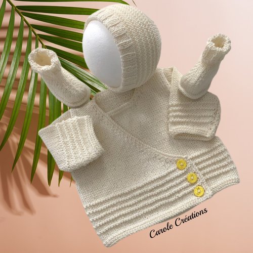 Ensemble bébé taille 0/3 mois, brassière gilet + bonnet + chaussons, fil layette 100% coton écru, bouton abeille