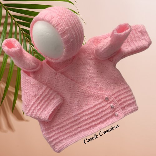 Brassière + bonnet + chaussons bébé taille 3 à 6 mois, coloris rose pastel fille, laine layette