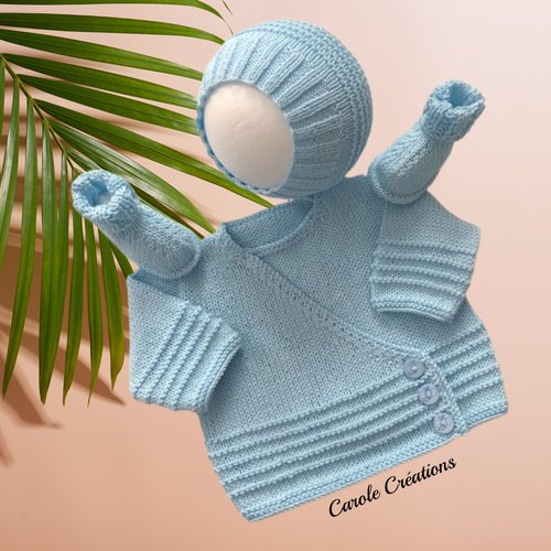 Ensemble brassière gilet + bonnet + chaussons, bébé taille 0/3 mois, fil layette 100% coton, bleu pastel, bouton abeille