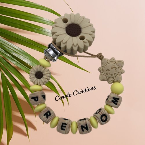 Attache tétine personnalisé entièrement en silicone (lettres silicone coloris beige marbré effets bois) modèle tournesol