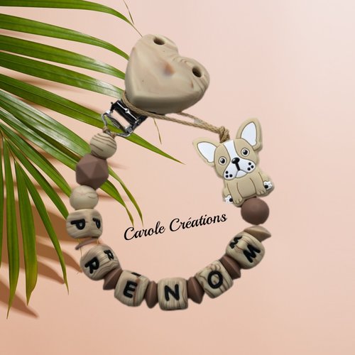 Attache tétine personnalisé entièrement en silicone (lettres silicone beige marbré effet bois) chien bulldog