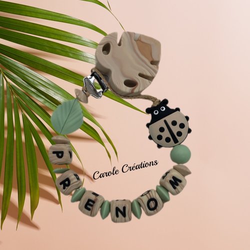 Attache tétine personnalisée entièrement en silicone, lettres silicone coloris beige marbré effet bois, thème coccinelle, beige kaki