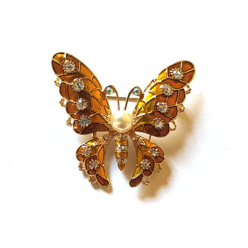 Broche papillon dorée, émaux jaune, perle nacré et strass blanc