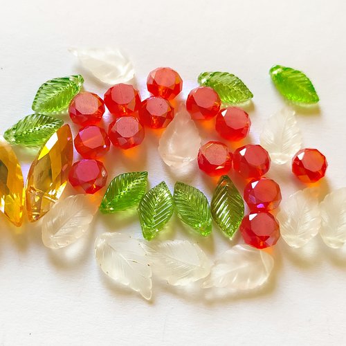Assortiment de perles en cristal et acrylique