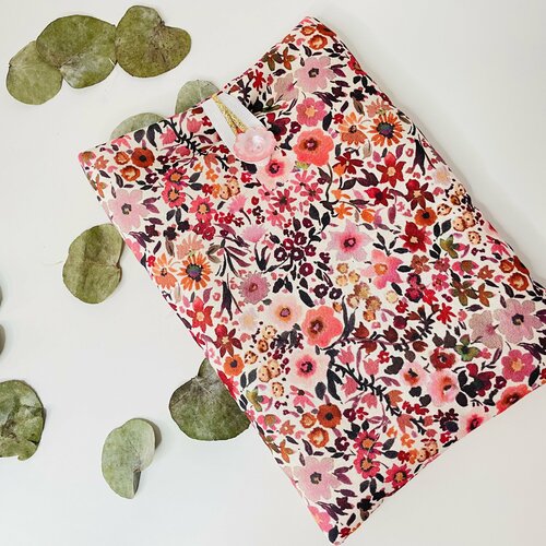 Pochette livre tissu molletonnée fermeture par un bouton, housse protection livre format poche. motif petites fleurs
