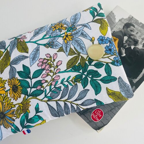Pochette livre tissu molletonnée fermeture par un bouton, housse protection livre format poche. motif fleurs vintage