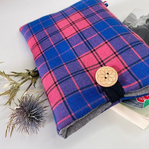 Pochette livre tissu molletonnée fermeture par un bouton, housse protection livre. style tartan violet, rose.
