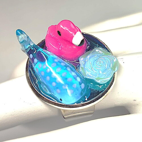 Bague "les biduleries" en résine flamant rose, requin, fleur sur support rond argenté réglable