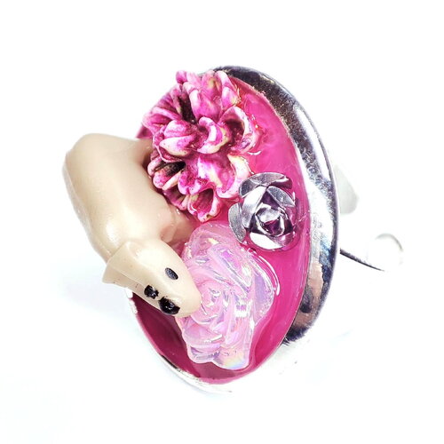 Bague "les biduleries" en résine mini rhinocéros fleur rose sur fond rose support rond argenté réglable
