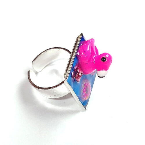 Bague "les biduleries" en résine sur support carré argenté réglable flamant rose, fleurs, donut sur fond turquoise
