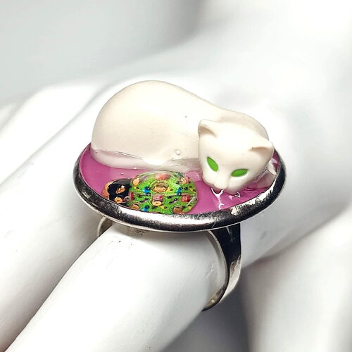 Bague "les biduleries" en résine chat blanc fond rose sur support argent vieilli
