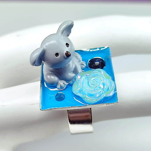 Bague "les biduleries" en résine sur support carré argenté réglable koala et fleur sur fond bleu